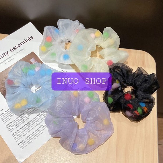 Dona de cabello con lindos pompones redondos de colores